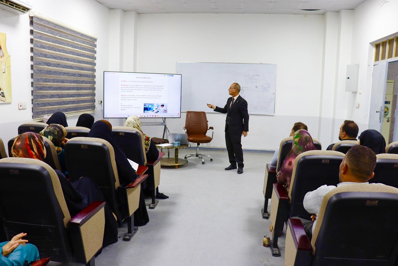 عميد كلية التمريض يشارك بمحاضرة في دورة السلامة والأمن البايولوجي بجامعة جابر بن حيان
