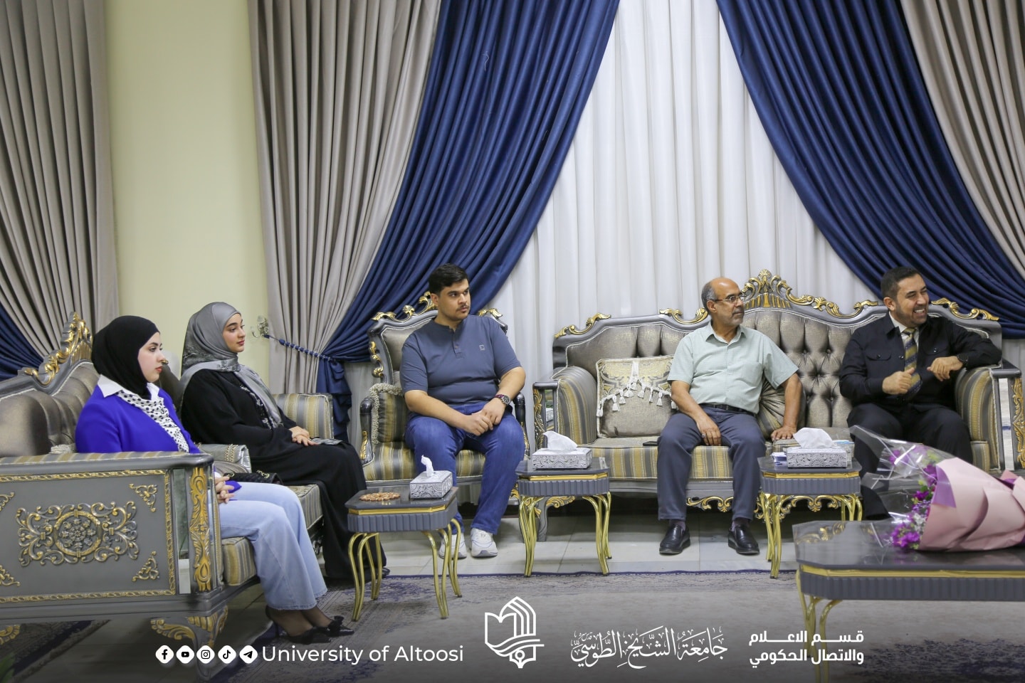 السيد رئيس الجامعة يلتقي الوفد المشارك في المناظرات الأكاديمية الدولية بسلطنة عُمان